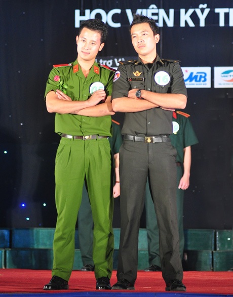 Xem chàng lính "bảnh trai" Campuchia khoe tài ảo thuật - 3 ...và cũng rất bảnh bao trong phần thi trang phục dạ hội
