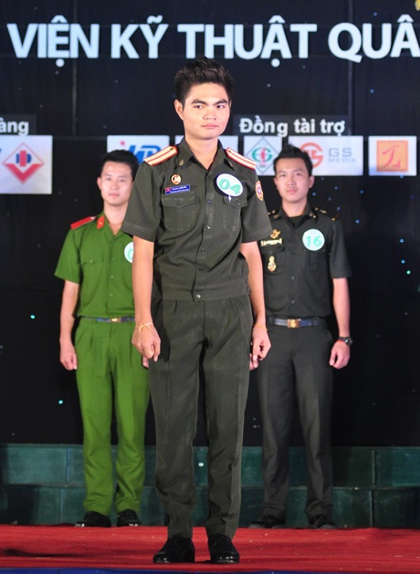 Xem chàng lính "bảnh trai" Campuchia khoe tài ảo thuật - 5 Khút Phị La Văn trong trang phục quân đội Lào.