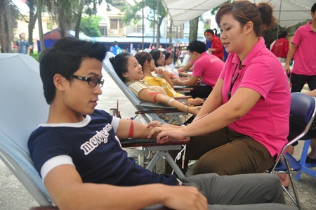 Và ngay từ sáng sớm, các bạn trẻ đã nô nức tới tham gia đóng góp những giọt máu ấm áp nghĩa tình.