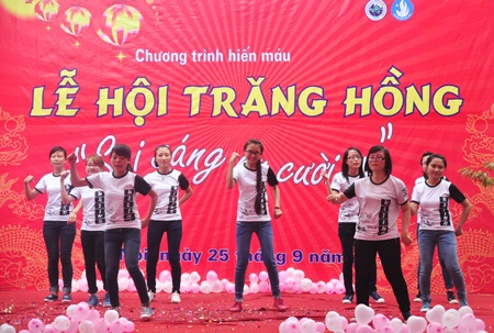 Những món lưu niệm xinh xắn được làm từ đồ tái chế thu hút nhiều SV