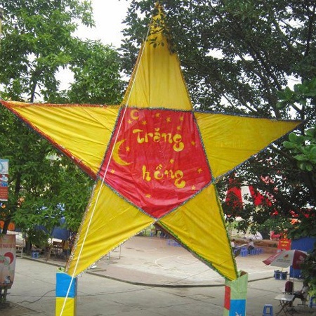 Bên cạnh ngôi sao có chiều cao 12m được các bạn TNV sớm hoàn tất...