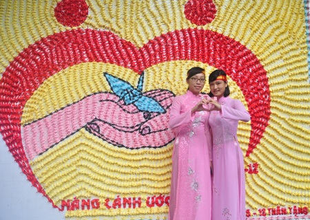 Bức tranh giàu ý nghĩa được các trẻ kỳ công ghép từ 10.000 con hạc giấy.