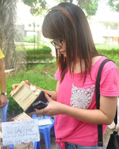 Những món lưu niệm xinh xắn được làm từ đồ tái chế thu hút nhiều SV