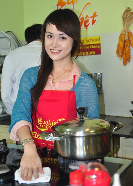 Ngắm những nữ sinh facelook đáng yêu “đại náo” nhà bếp - 2 Cô bạn tinh nghịch Trần Minh Trang