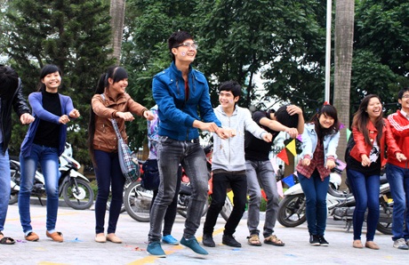 Trở thành "cặp đôi hoàn hảo" của hội "bạn trẻ cô đơn" - 5 Màn ra mắt các đội, mỗi đội phải tự giới thiệu và trình diễn một điệu nhảy hài hước