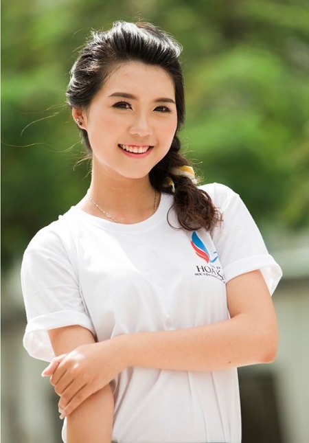 Ngắm nét yêu kiều nổi trội của nữ sinh trường Hàng không VN - 1 Nguyễn Đặng Tường Linh (Ngành: Quản trị Kinh doanh, ngày sinh: 13/12/1994)