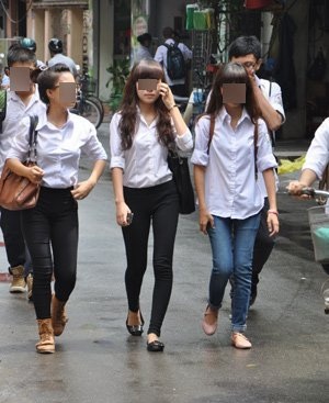 Nữ sinh “đốt” chục triệu đồng mỗi tháng để làm đẹp - 2 Dù trường cấm nhưng những chiếc quần bó sát được nhiều nữ sinh ưa thích mặc khi đến lớp