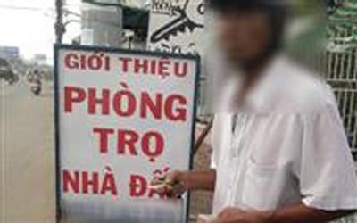 Lật tẩy "cò" nhà trọ sinh viên - 1 Một cò nhà trọ tại TT môi giới đang tư vấn cho sinh viên.