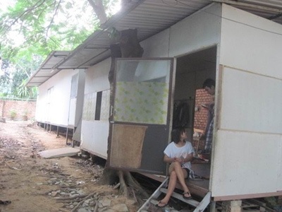 Lật tẩy "cò" nhà trọ sinh viên - 2 Sinh viên làng ĐH Thủ Đức phải sống trong khu nhà trọ ván gỗ với giá thuê phòng cao.