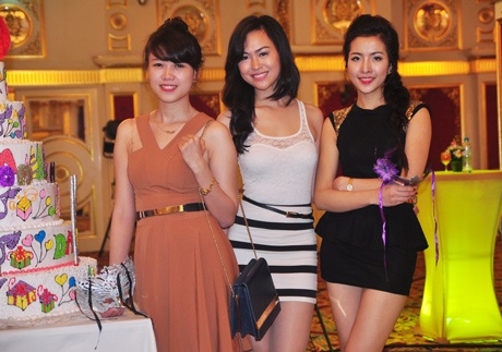 Những Miss Teen xinh đẹp hóa thân trong “nữ hoàng mặt nạ” - 17 Đây là một trong những dịp hiếm hoi các Miss Teen gặp gỡ khá đông đủ.