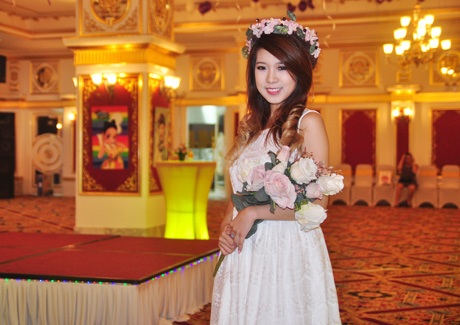 Những Miss Teen xinh đẹp hóa thân trong “nữ hoàng mặt nạ” - 7 Hoài Anh Mango tươi tắn trong bộ váy trắng và phụ kiện mang hơi hướng phong cách Nga.