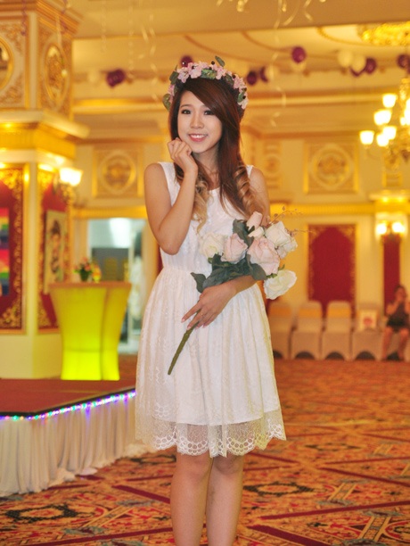 Những Miss Teen xinh đẹp hóa thân trong “nữ hoàng mặt nạ” - 8 Hoài Anh Mango tươi tắn trong bộ váy trắng và phụ kiện mang hơi hướng phong cách Nga.