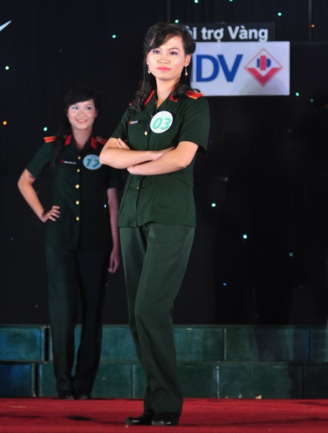 Lộ diện Hoa khôi xinh xắn của HV Kỹ thuật quân sự - 6 Và thướt tha trong tà áo dài dân tộc.
