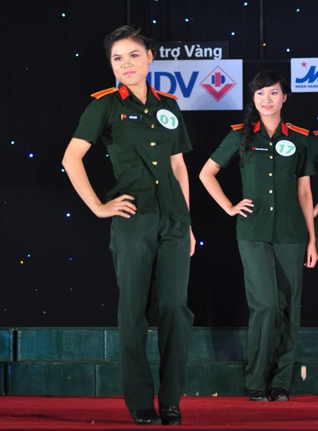 Lộ diện Hoa khôi xinh xắn của HV Kỹ thuật quân sự - 7 Và thướt tha trong tà áo dài dân tộc.