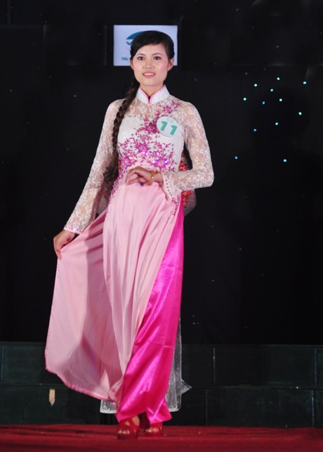 Lộ diện Hoa khôi xinh xắn của HV Kỹ thuật quân sự - 2 Á khôi 2 Phạm Thị Huệ trong tà áo dài truyền thống thướt tha.