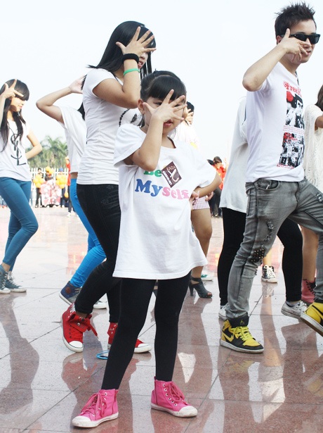 Xem fan nhí 9 tuổi “cực yêu” nhảy Kpop chào đón thần tượng - 1 Minh Vi
