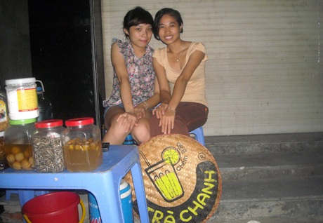 Đặc biệt quán trà chanh dùng điện thoại...ghi món - 1 Quán trà chanh của các bạn trẻ khiếm thính