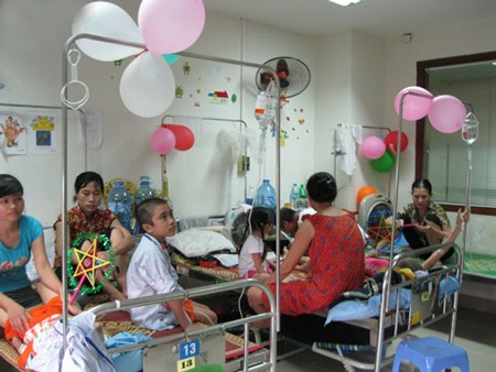 “Vui tết trung thu” với trẻ mắc bệnh hiểm nghèo - 5 Trong các phòng bệnh cũng ngập tràn bóng bay và đèn ông sao