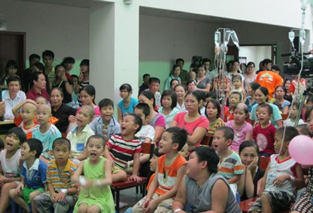 “Vui tết trung thu” với trẻ mắc bệnh hiểm nghèo - 3 Buổi phá cỗ trung thu sớm được các em háo hức mong chờ