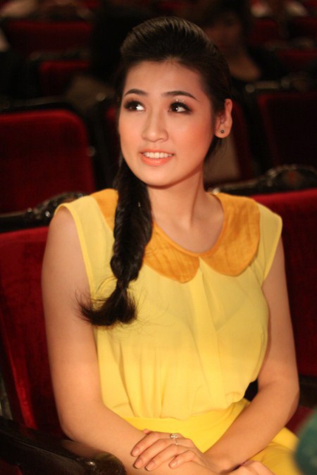 Á hậu Dương Tú Anh xinh tươi trong đêm nhạc SV - 2 Tú Anh đóng vai trò khách mời đặc biệt trong chương trình.