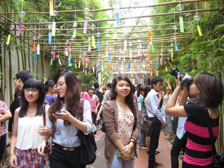 Bạn trẻ Hà thành ngây ngất với chuông gió Nhật Bản - 1 Hàng trăm chiếc chuông gió Nhật Bản thu hút bạn trẻ ngay trong buổi sáng mở cửa Lễ hội.
