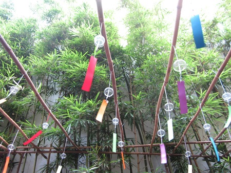 Bạn trẻ Hà thành ngây ngất với chuông gió Nhật Bản - 3 Các bạn có thể thỏa sức sáng tạo vẽ lên chiếc chuông gió