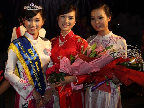 Nữ sinh Dược duyên dáng đêm tranh tài sắc - 10 Phan Trà Vy (trái) đăng quang Hoa khôi trong sự hưởng ứng nhiệt tình của khán giả.
