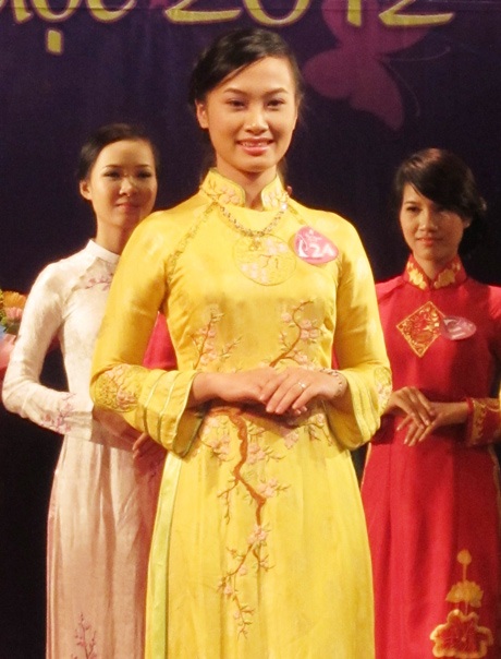 Nữ sinh Dược duyên dáng đêm tranh tài sắc - 3 E ấp trong tà áo dài