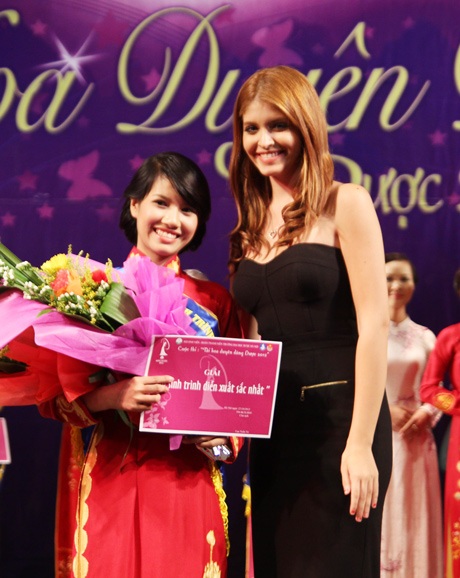 Nữ sinh Dược duyên dáng đêm tranh tài sắc - 9 Và giải thưởng được trao cho những người xứng đáng nhất.