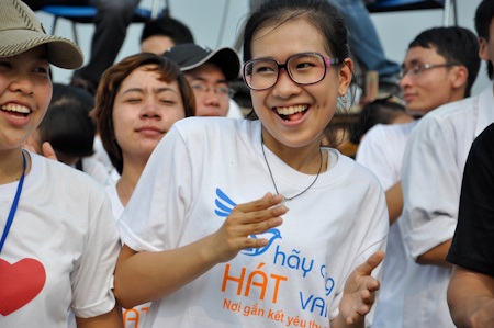 "Hãy cùng hát vang" lập kỉ lục với 10.000 người đồng diễn - 9 Nha Trang