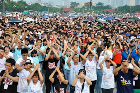 "Hãy cùng hát vang" lập kỉ lục với 10.000 người đồng diễn - 1 10.000 người tham gia đồng diễn ca hát tại chương trình đã lập kỷ lục Việt Nam