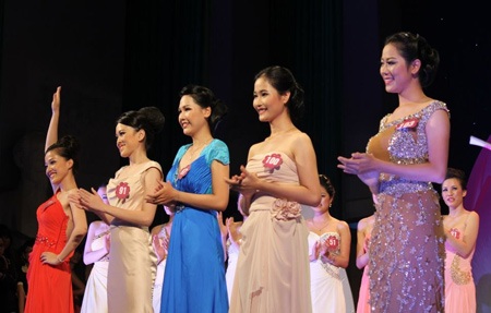 Nữ sinh ĐH Kinh tế Huế dịu dàng khoe sắc - 9 5 gương mặt xuất sắc nhất tại vòng thi ứng xử.