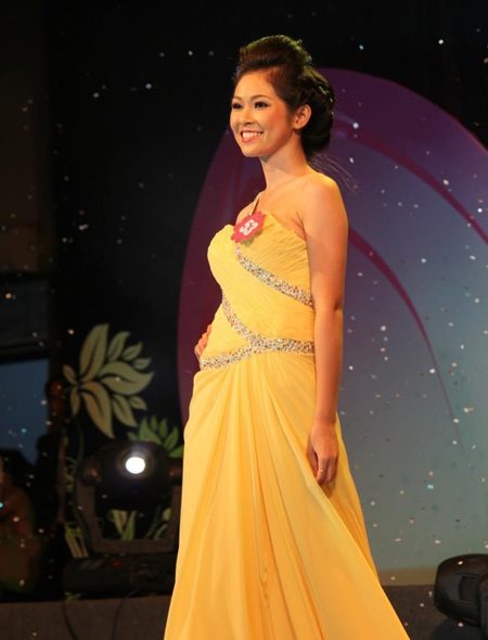 Nữ sinh ĐH Kinh tế Huế dịu dàng khoe sắc - 1 Thí sinh trong phần thi trang phục dạ hội.
