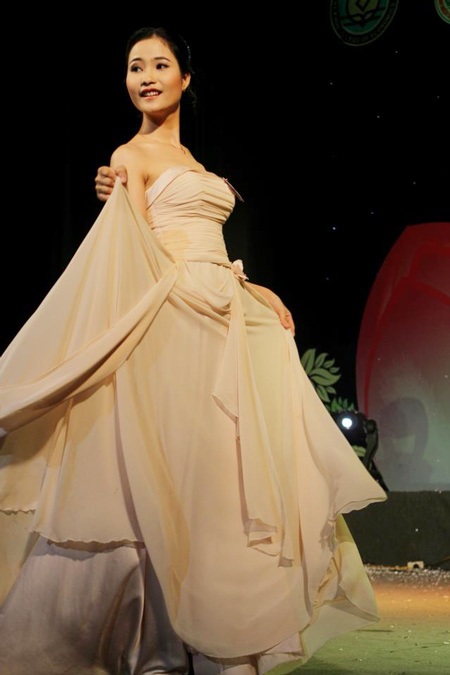 Nữ sinh ĐH Kinh tế Huế dịu dàng khoe sắc - 8 5 gương mặt xuất sắc nhất tại vòng thi ứng xử.