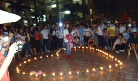 Ngọc đứng giữa trái tim lung linh ánh nến với cảm xúc dâng trào