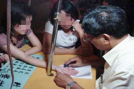 Dở khóc dở cười khi nam sinh mê bói toán - 1 Chuyện các bạn gái đi xem bói giờ đã... xưa như Diễm.