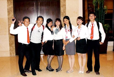 Khi “em út” trong công ty là 9X năng động - 3 Phước (x) và các anh chị trong công ty.