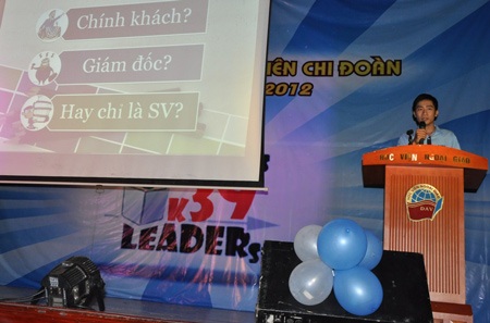 Thủ lĩnh tân SV Ngoại giao tranh cử như… tổng thống - 1 Nguyễn Đăng Vũ mang phong thái đĩnh đạc khi trình bày ý tưởng.