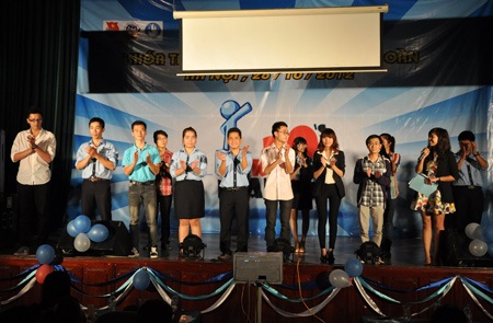 Thủ lĩnh tân SV Ngoại giao tranh cử như… tổng thống - 7 Phương Anh