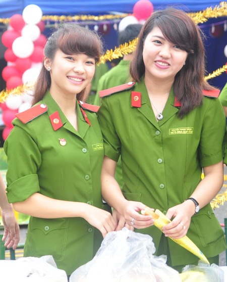 Những nữ sinh xinh tươi HV Cảnh sát chuẩn bị cho hội trại.