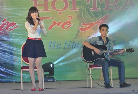 Và tham gia hoạt động văn nghệ trong đêm cắm trại