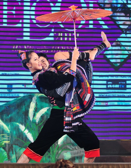 Gương mặt khả ái Trần Minh Trang trong điệu múa H'mông.