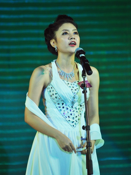 Lê Thu Trang trình diễn bài hát tiếng Anh với giọng trong trẻo và cao vút.