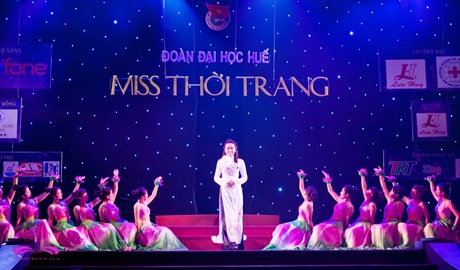 Nữ sinh ĐH Huế khoe dáng cao chân dài trong đêm thi thời trang - 3 Phần thi áo dài