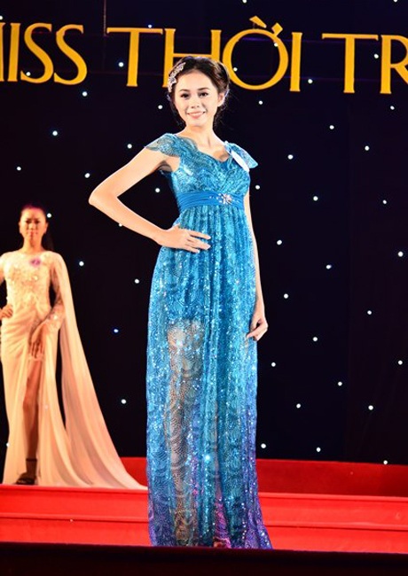 Nữ sinh ĐH Huế khoe dáng cao chân dài trong đêm thi thời trang - 8 Phần thi trang phục dạ hội.