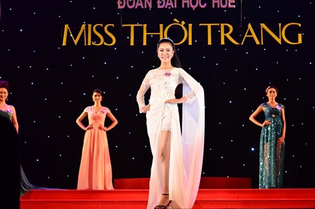 Nữ sinh ĐH Huế khoe dáng cao chân dài trong đêm thi thời trang - 10 Top 5 cô gái của Miss Thời trang ĐH Huế.