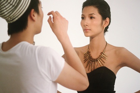 Làm nghề trang điểm, 9X kiếm 30 triệu mỗi tháng - 4 Hoàng Thùy là khách hàng quen thuộc của Nguyên.