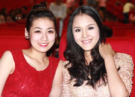 Tú Anh làm “chủ nhà” đón Á hậu Hoàng Anh thăm trường Báo - 1 Hai Á hậu Tú Anh và Hoàng Anh trở nên thân thiết sau cuộc thi Hoa hậu VN 2012