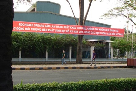 Treo băng rôn phản đối doanh nghiệp gây ô nhiễm - 1 Treo băng rôn phản đối doanh nghiệp gây ô nhiễm