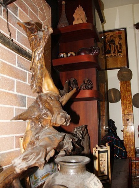 Khám phá ngôi nhà "rất quái" của Tùng Dương - 3 Phòng khách trưng nhiều con vật bằng gỗ quý.